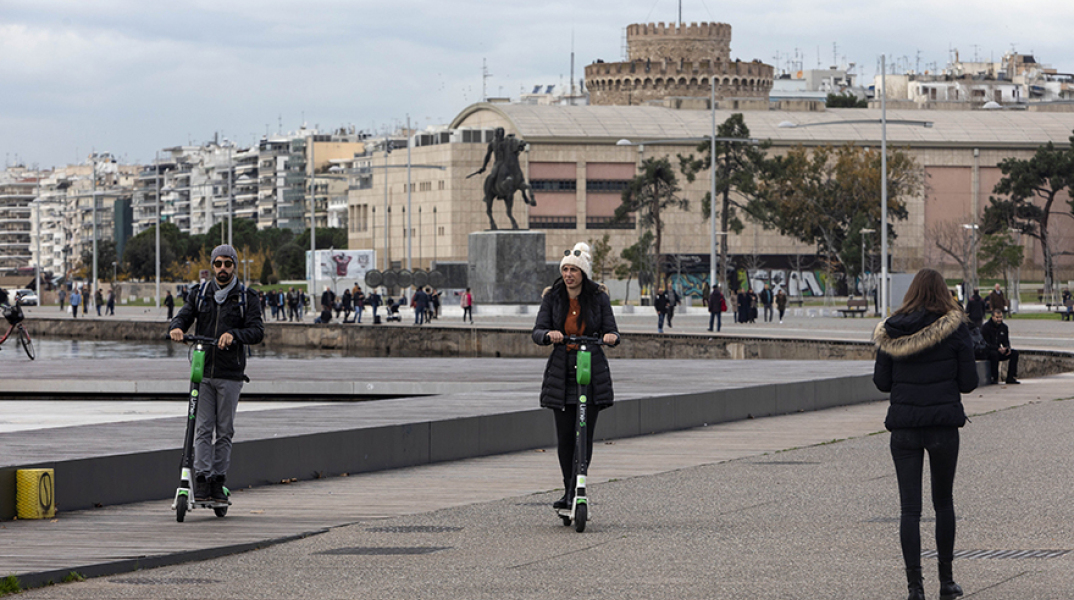 Ηλεκτρικά πατίνια στην παραλία της Θεσσαλονίκης