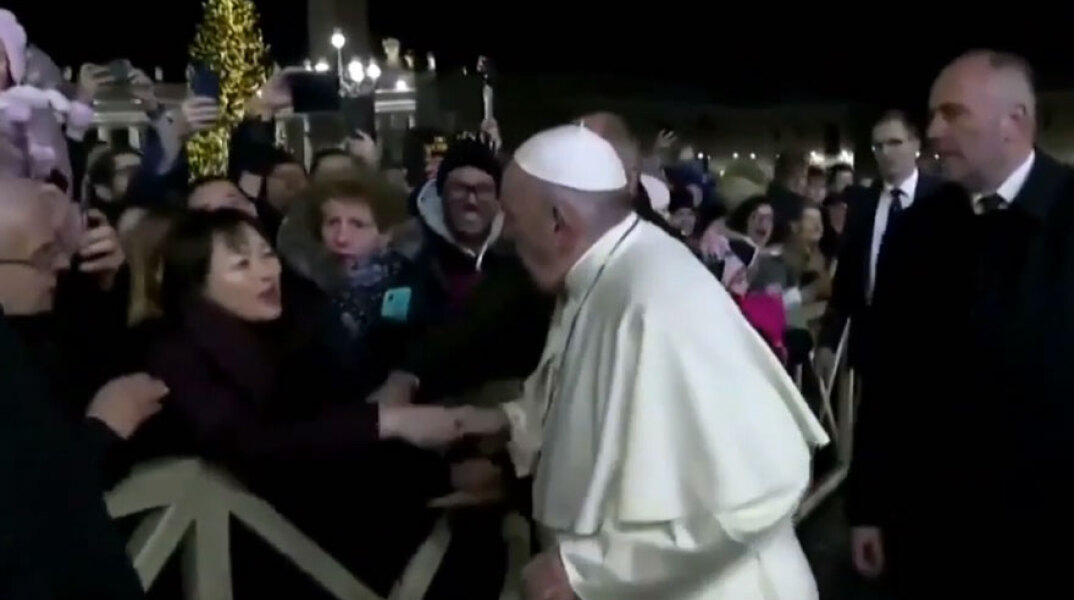 O πάπας Φραγκίσκος μαλώνει πιστή που του τραβά το χέρι στην πλατεία του Αγίου Πέτρου