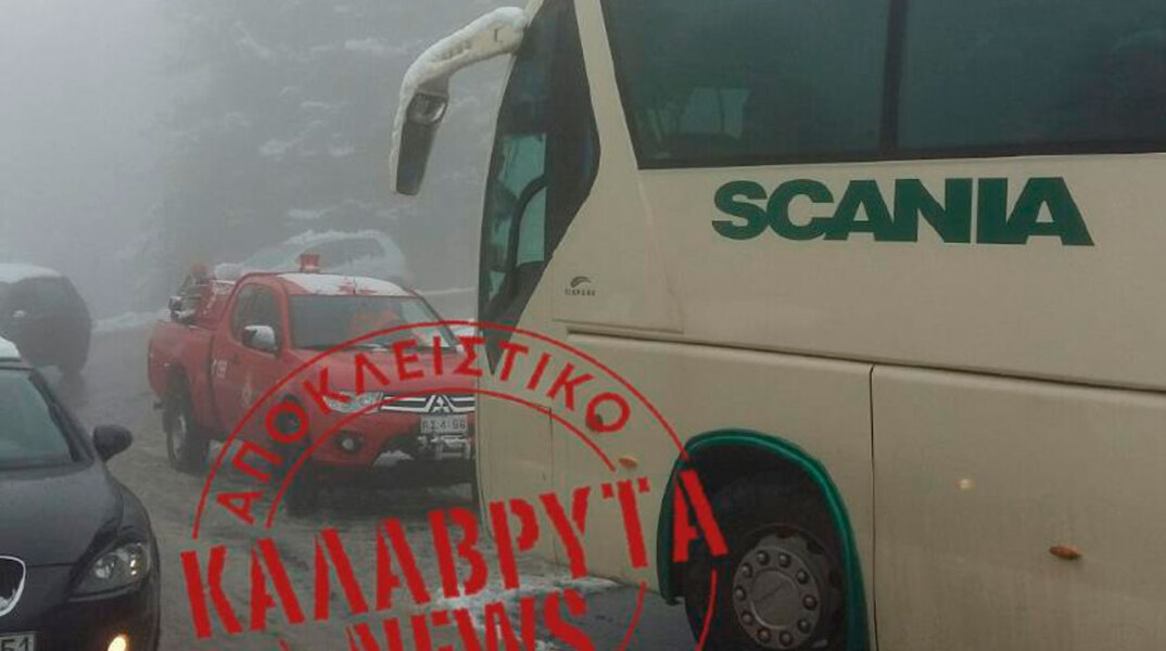 Τουριστικό λεωφορείο ακινητοποιήθηκε στα χιονισμένα Καλάβρυτα