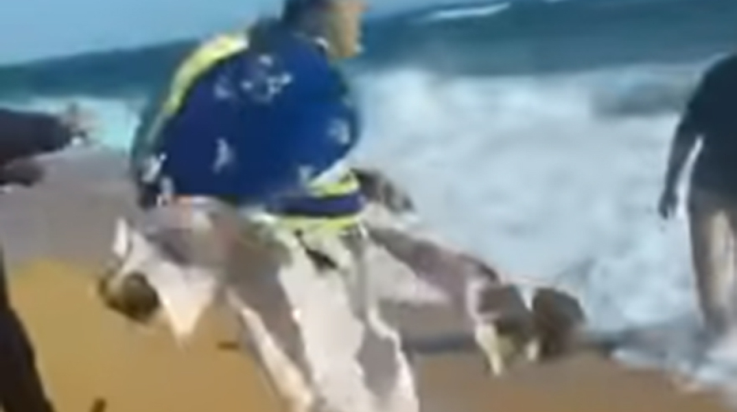 Μια ατυχής στιγμή για ιερέα στον Αγιασμό των υδάτων