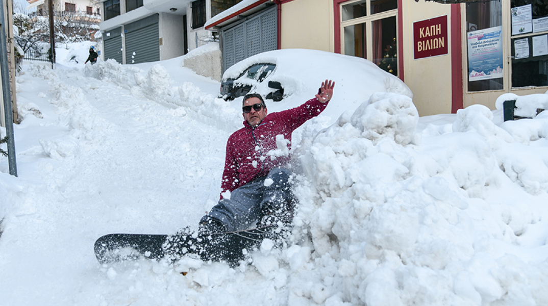 Κατάλευκα τα Βίλια από τη χιονόπτωση 
