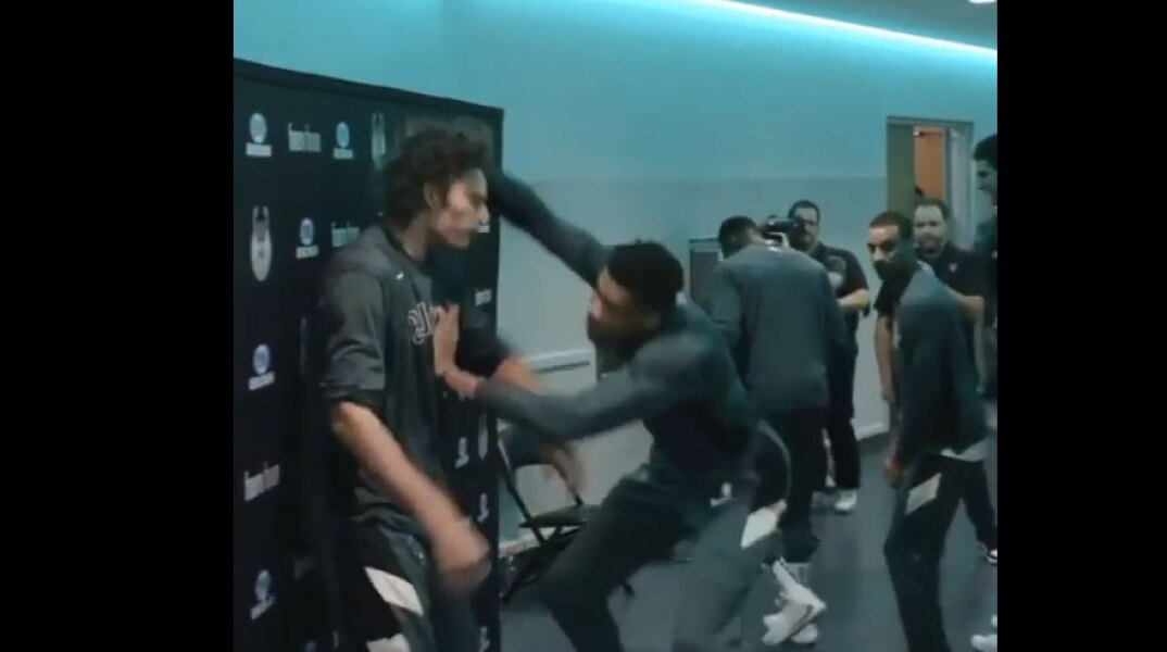 Ο Γιάννης Αντετοκούνμπο γίνεται παλαιστής του WWE πριν από την προθέρμανση