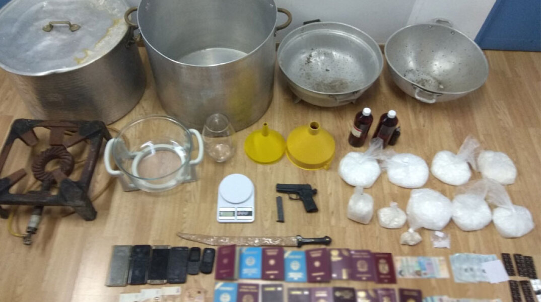 Παρασκεύαζαν κρυσταλλική μεθαμφεταμίνη σε σπίτι στο κέντρο της Αθήνας
