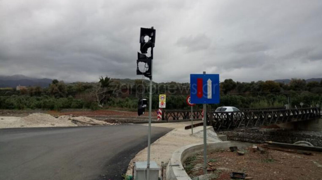 Κρήτη: Άγνωστοι άνοιξαν πυρ και κατέστρεψαν φανάρι στη στρατιωτική γέφυρα
