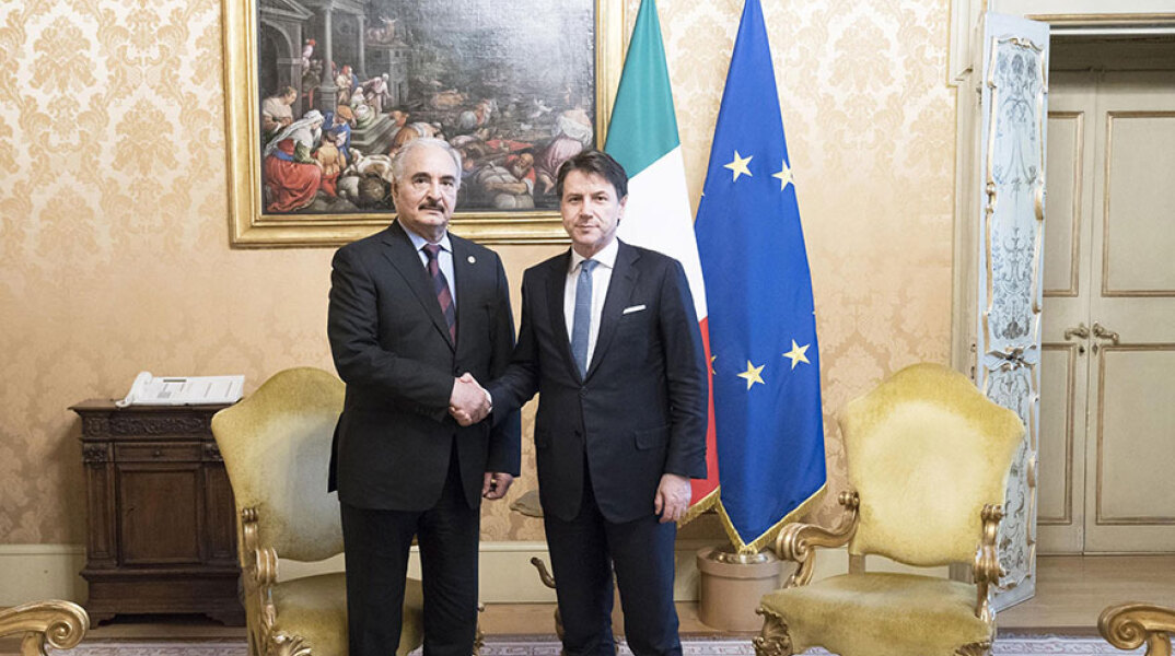 Ο πρωθυπουργός της Ιταλίας Τζουζέπε Κόντε και ο Λίβυος στρατηγός Χαφτάρ