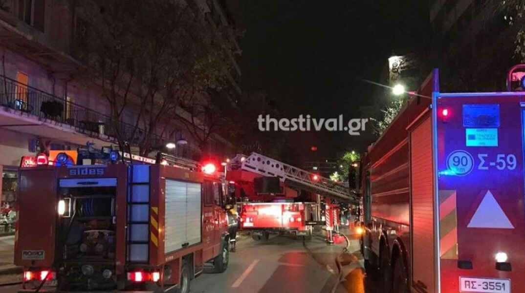 Στις φλόγες διαμέρισμα πολυκατοικίας στη Θεσσαλονίκη - Απεγκλωβίστηκε ηλικιωμένος