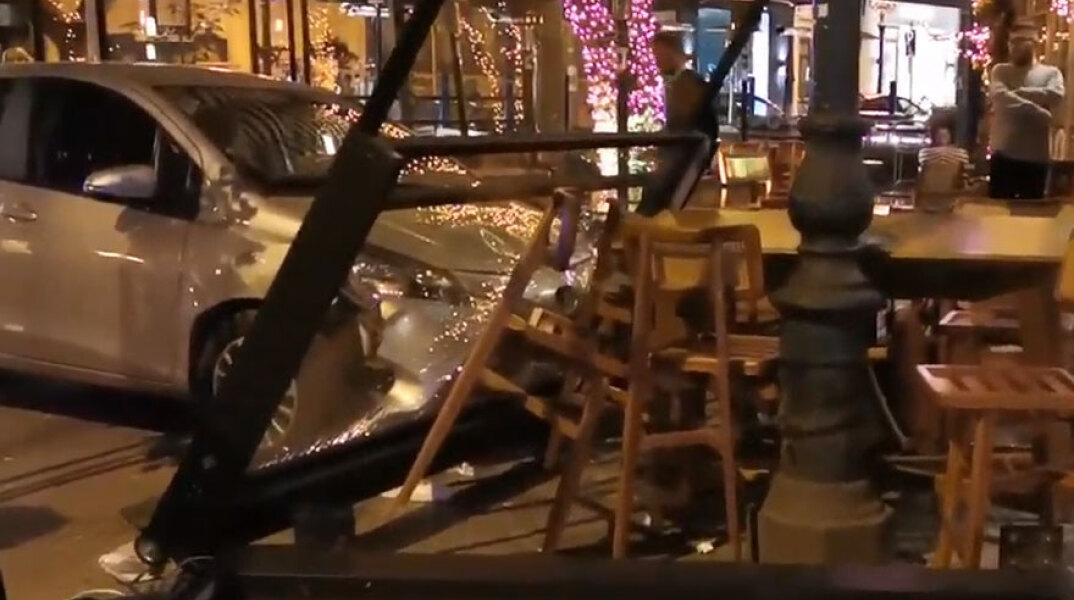 Θεσσαλονίκη: Ι.Χ. εξετράπη και έπεσε σε τζαμαρία καφετέριας στη Μητροπόλεως