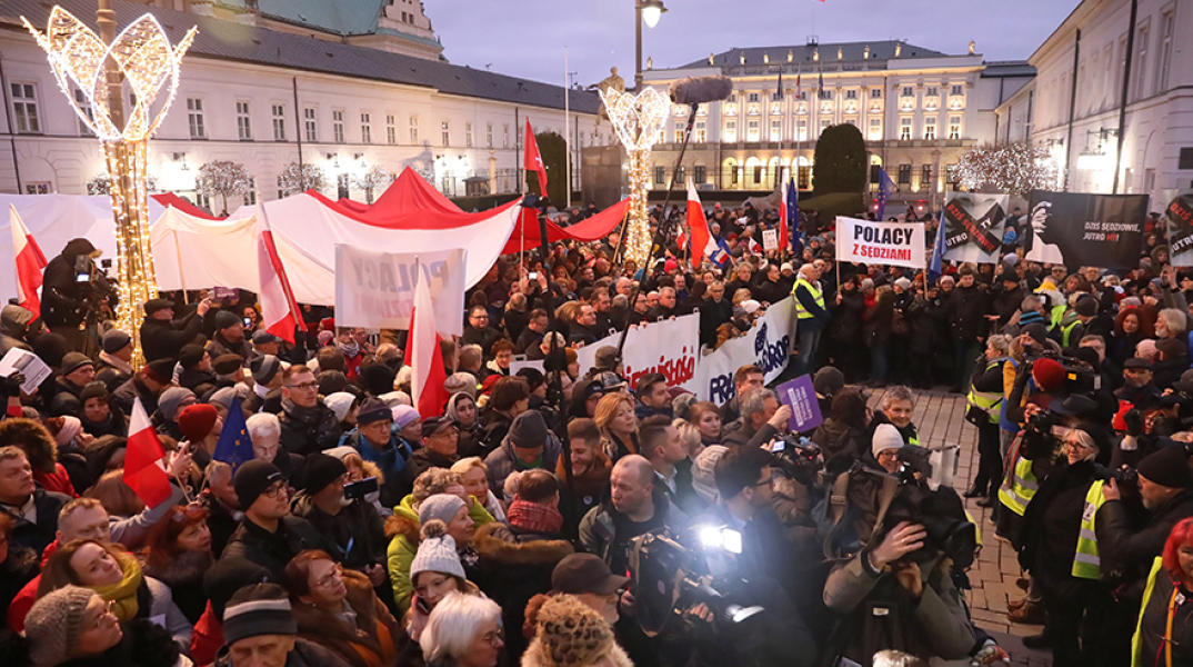 Δικαστές, δικηγόροι και πολίτες κατά της πολωνικής κυβέρνησης 