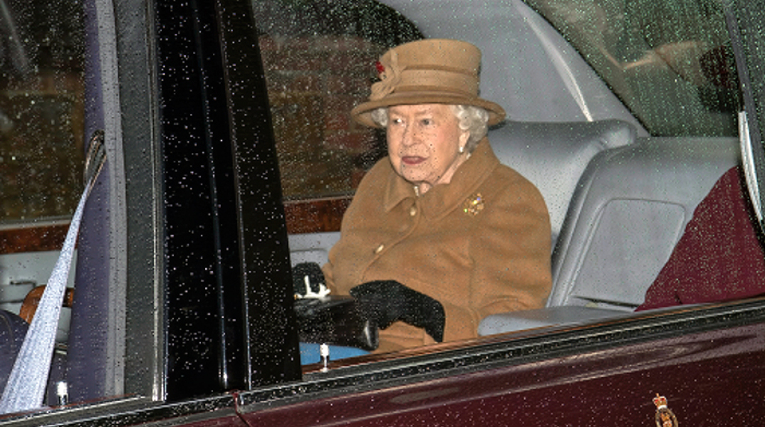 Η βασίλισσα Ελισάβετ καθ' οδόν για την εκκλησία