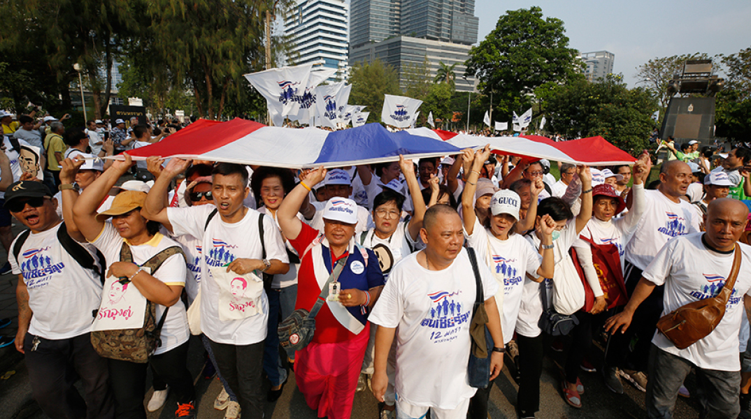 Αγώνας δρόμου για τη δημοκρατία στην Μπανγκόκ 