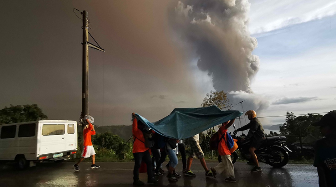 Συναγερμός στις Φιλιππίνες από τη δραστηριότητα του ηφαιστείου Ταάλ