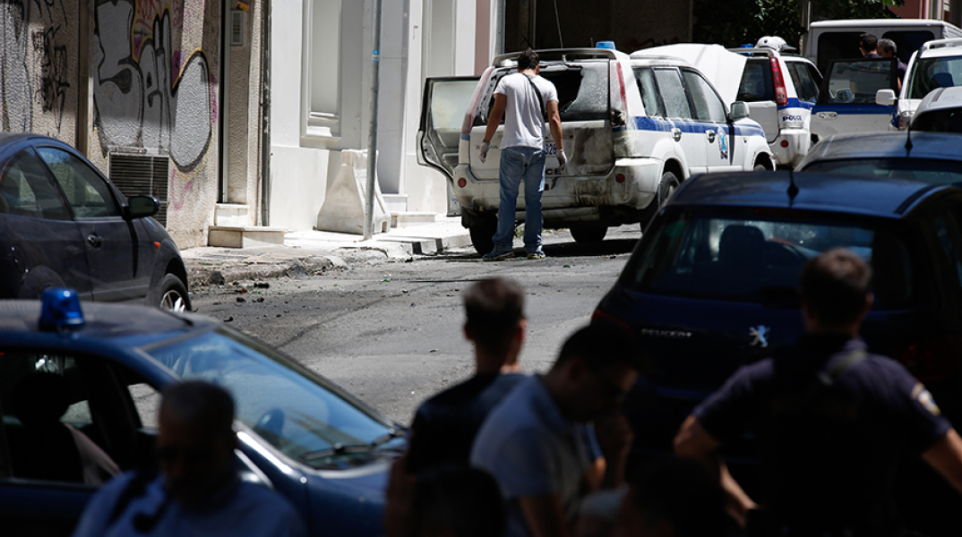 Επίθεση στο σπίτι του Αλέκου Φλαμπουράρη στα Εξάρχεια