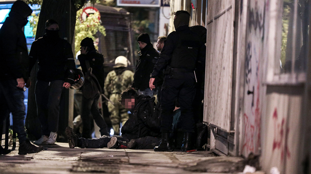 Δεκατρείς συλλήψεις στο Κουκάκι 