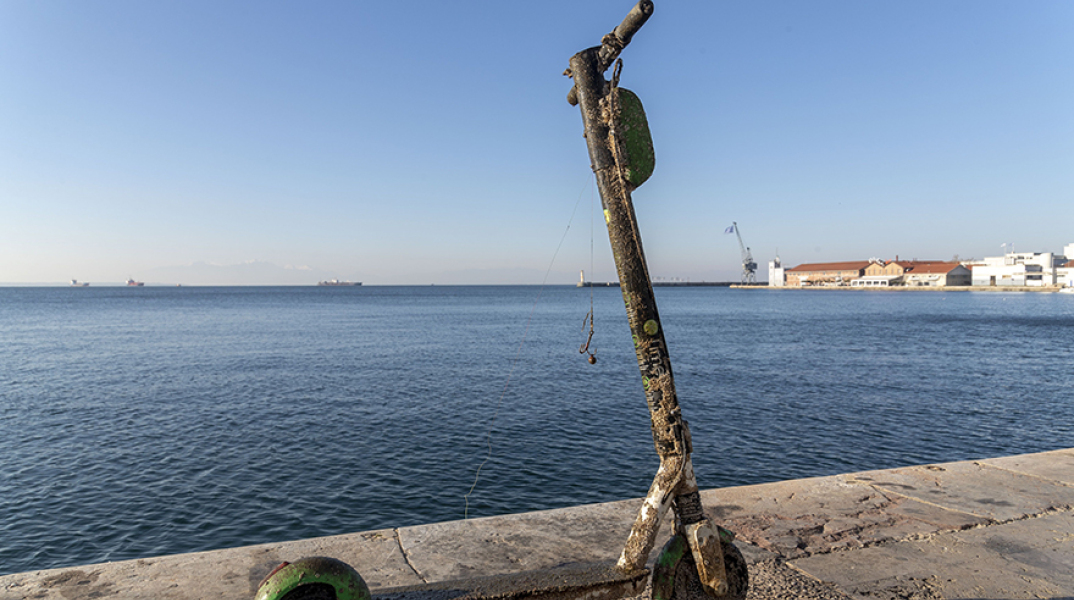 Ηλεκτρικά πατίνια στην παραλία της Θεσσαλονίκης 