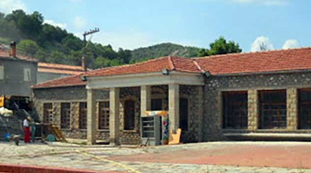 Φωτιά στο πρώην σχολείο των Γρεβενών