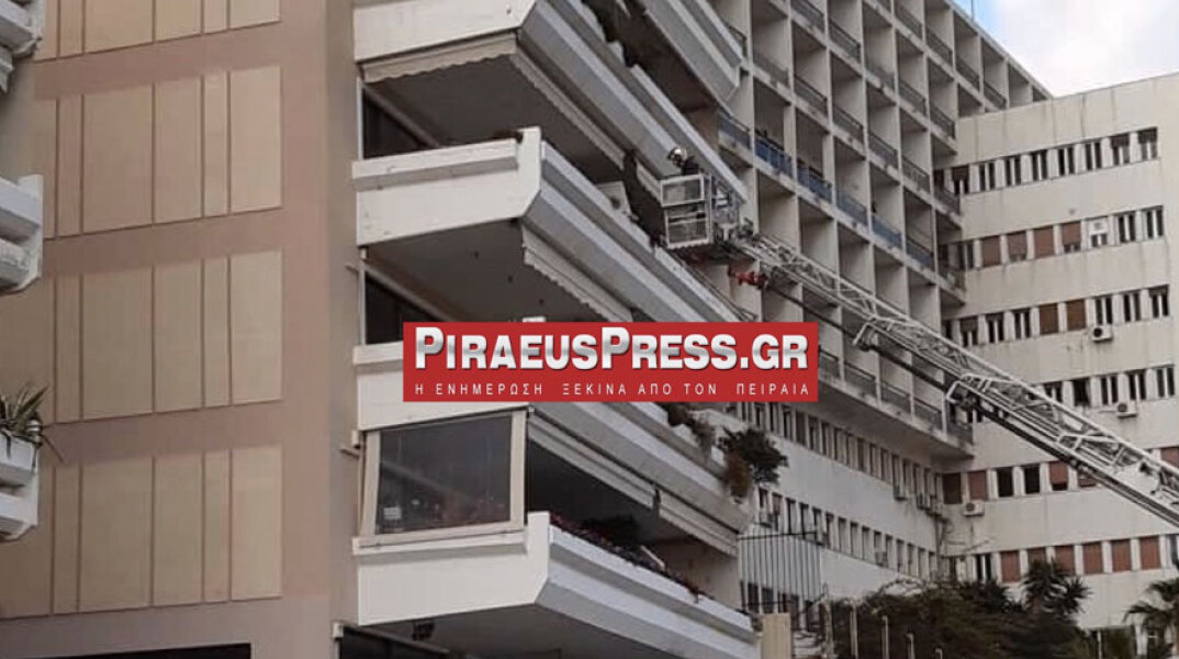 Στις φλόγες διαμέρισμα πολυκατοικίας στον Πειραιά