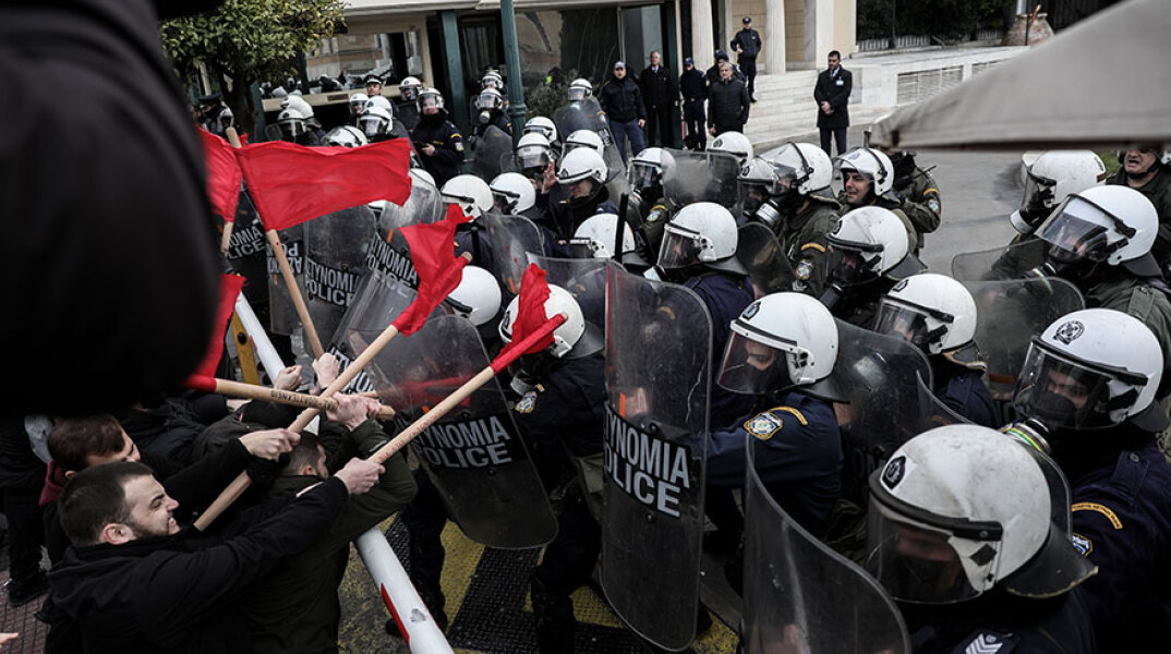 Ένταση μεταξύ αστυνομικών και φοιτητών στην πλαϊνή είσοδο της Βουλής
