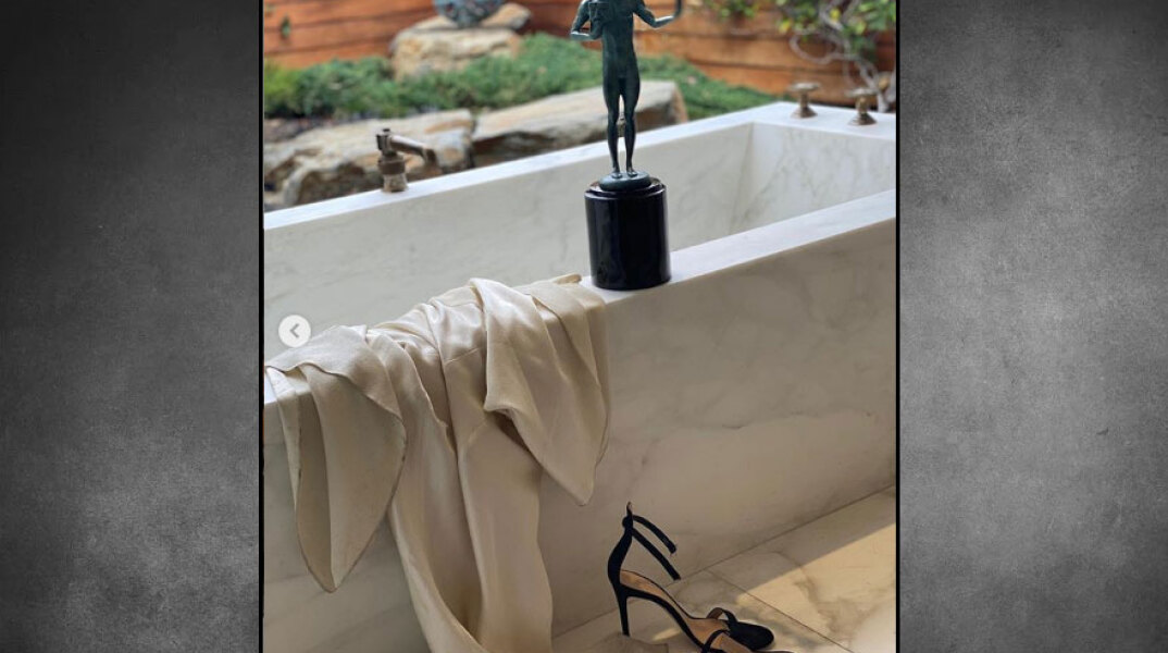 Το φόρεμα της Τζένιφερ Άνιστον πεταμένο σε μπανιέρα