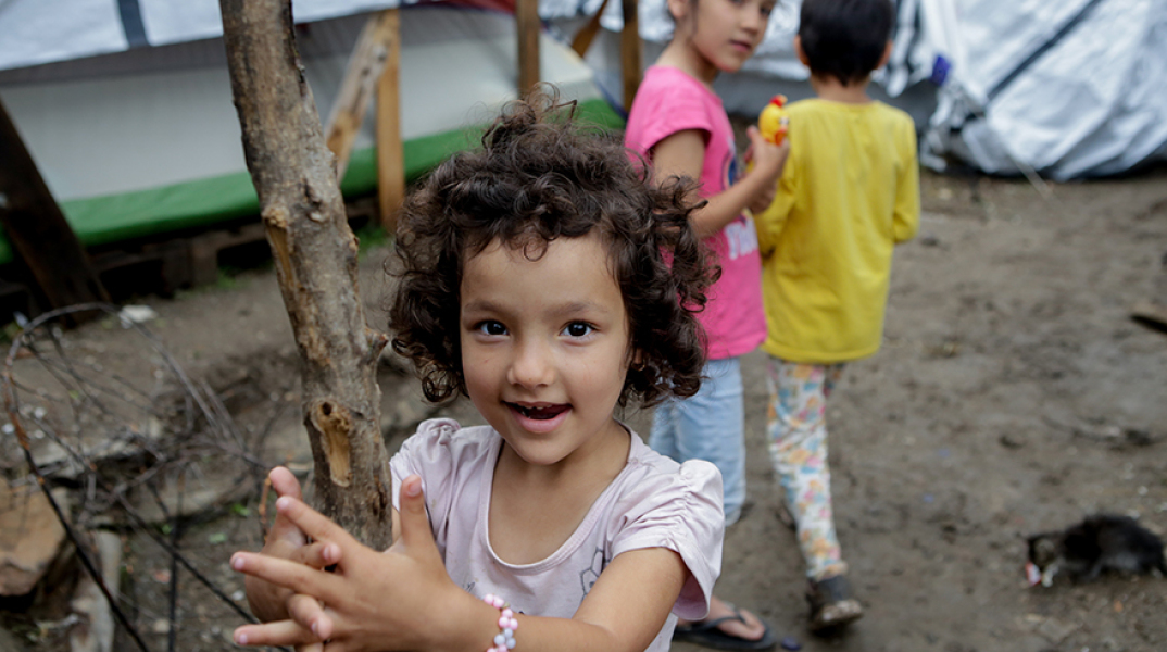 Προσφυγόπουλα στη Μόρια