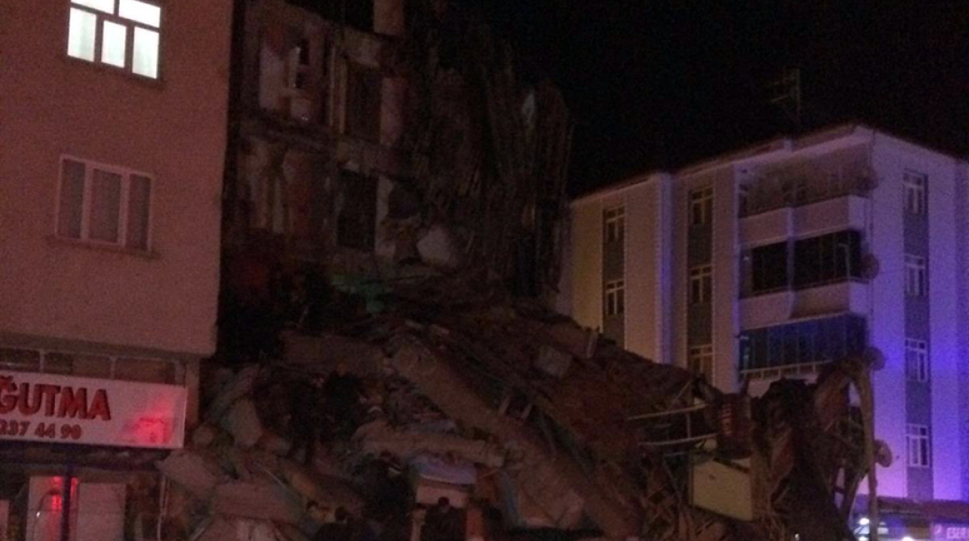 Κατέρρευσαν κτίρια από τον ισχυρό σεισμό