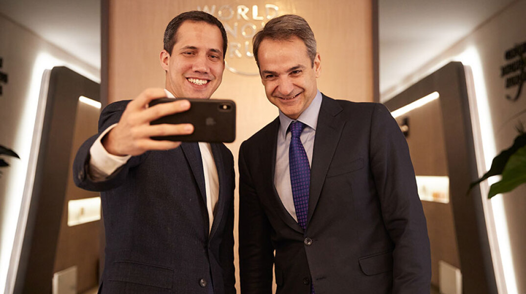 Νταβός: Η selfie Χουάν Γκουαϊδό και Κυριάκου Μητσοτάκη