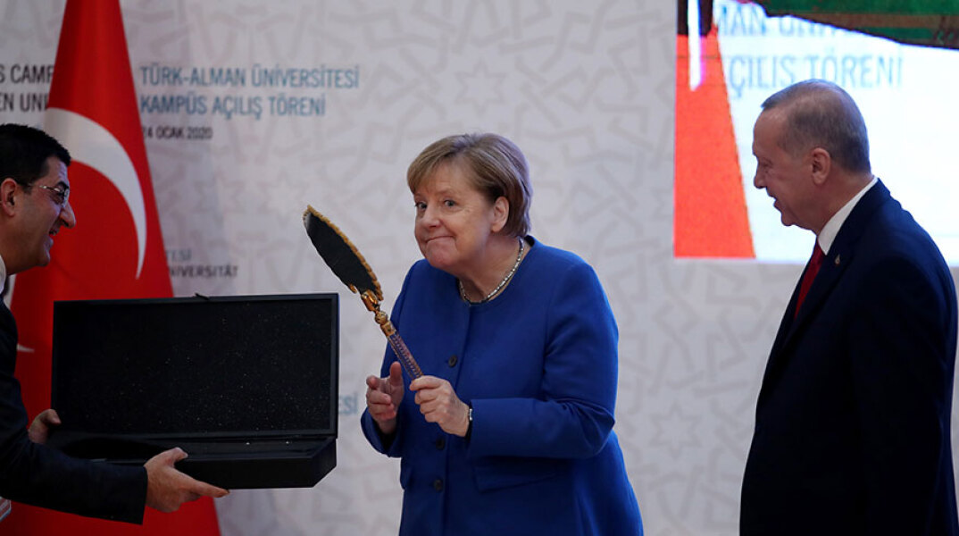 Κωνσταντινούπολη: Η Άνγκελα Μέρκελ με το δώρο του Ερντογάν ανά χείρας