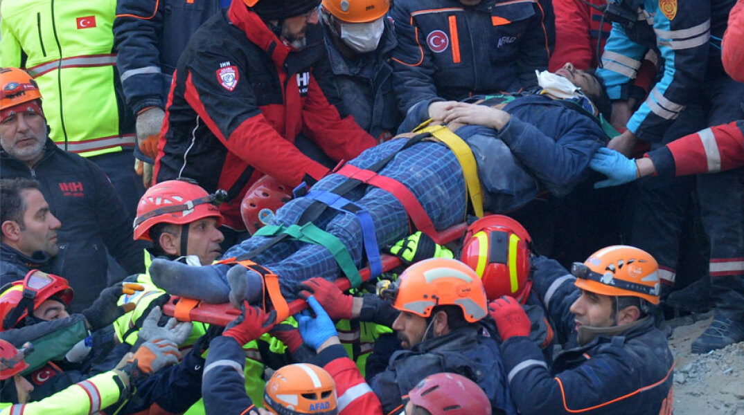 Φονικός σεισμός στην Τουρκία: Δραματική διάσωση παγιδευμένων κατοίκων από τα ερείπια