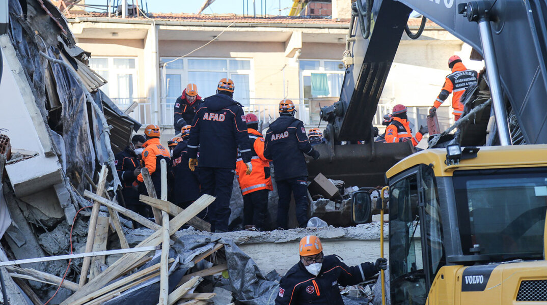 Νεκρούς, τραυματίες και ζημιές άφησαν πίσω τους τα 6,8 R στην Τουρκία