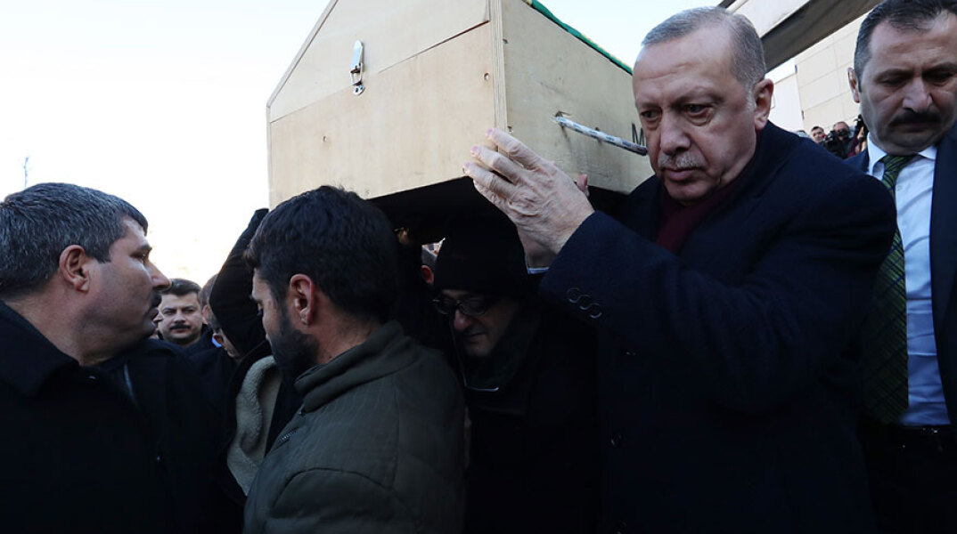 Φονικός σεισμός στην Τουρκία: Ο Ερντογάν κουβάλησε το φέρετρο ενός εκ των θυμάτων