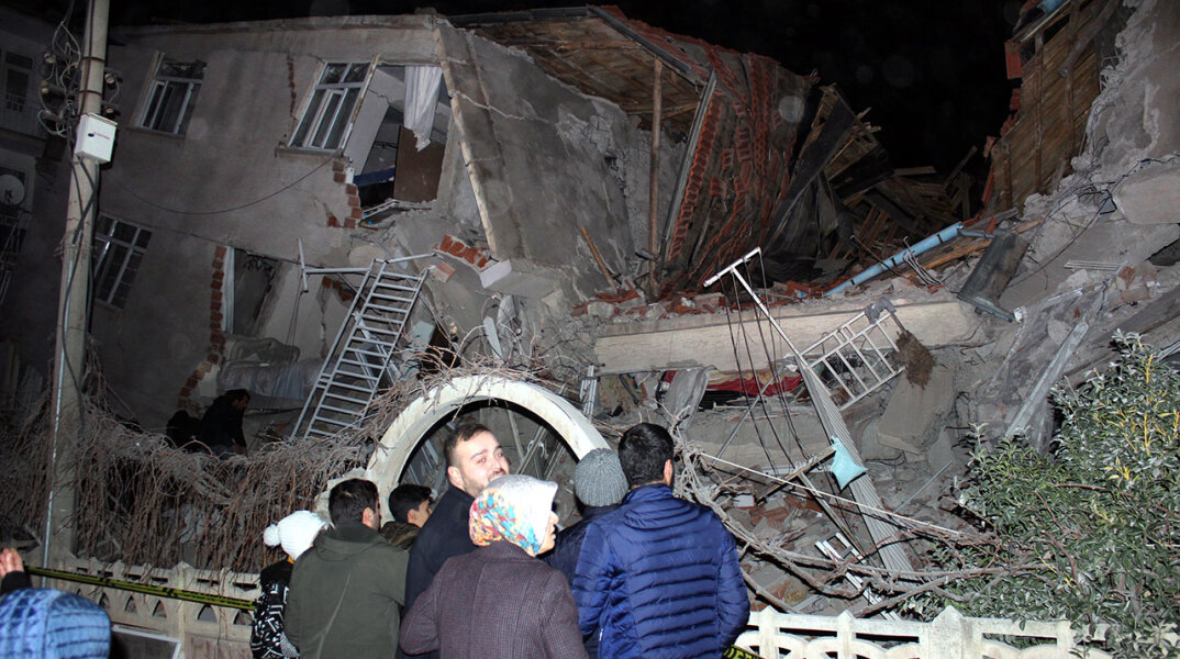 Τουρκία: Θρήνος στα ερείπια για τους νεκρούς του φονικού σεισμού