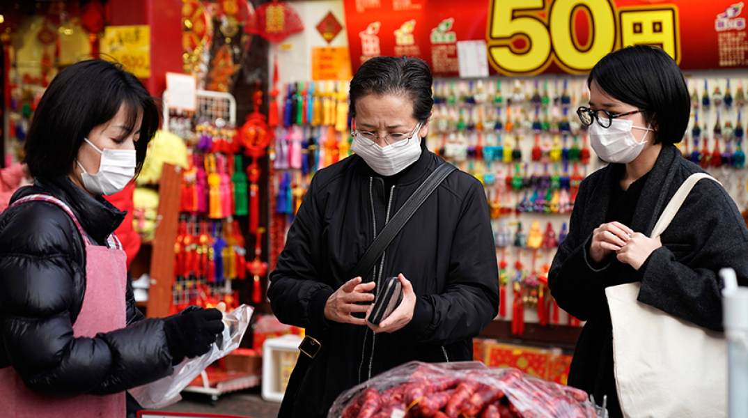 Με μάσκες στη Γιοκοχάμα της Ιαπωνίας