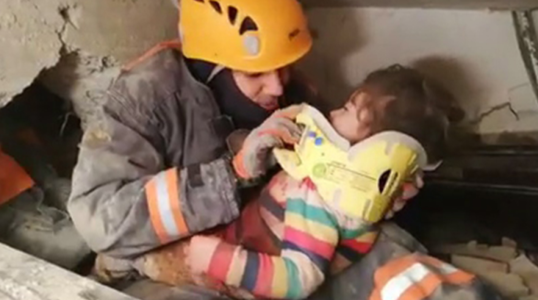 Καρέ από τη διάσωση 2χρονου παιδιού στην Τουρκία 