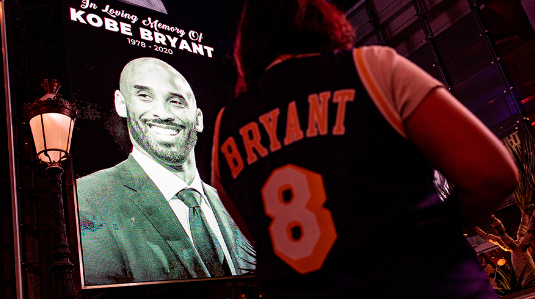 Πλήθος κόσμου έξω από την έδρα των Λέικερς, Staples Center