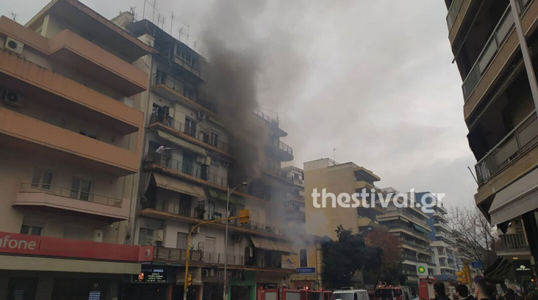 Πανικός στο κέντρο της Θεσσαλονίκης λόγω πυρκαγιάς σε διαμέρισμα
