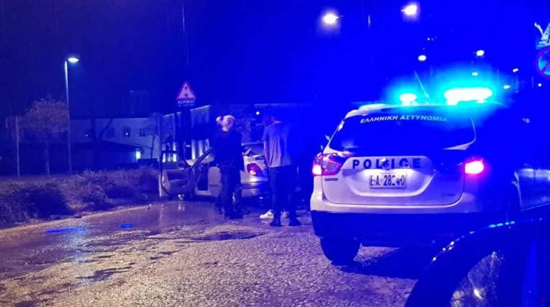 Σε κολόνα φωτισμού «καρφώθηκε» Ι.Χ αυτοκίνητο στα Τρίκαλα