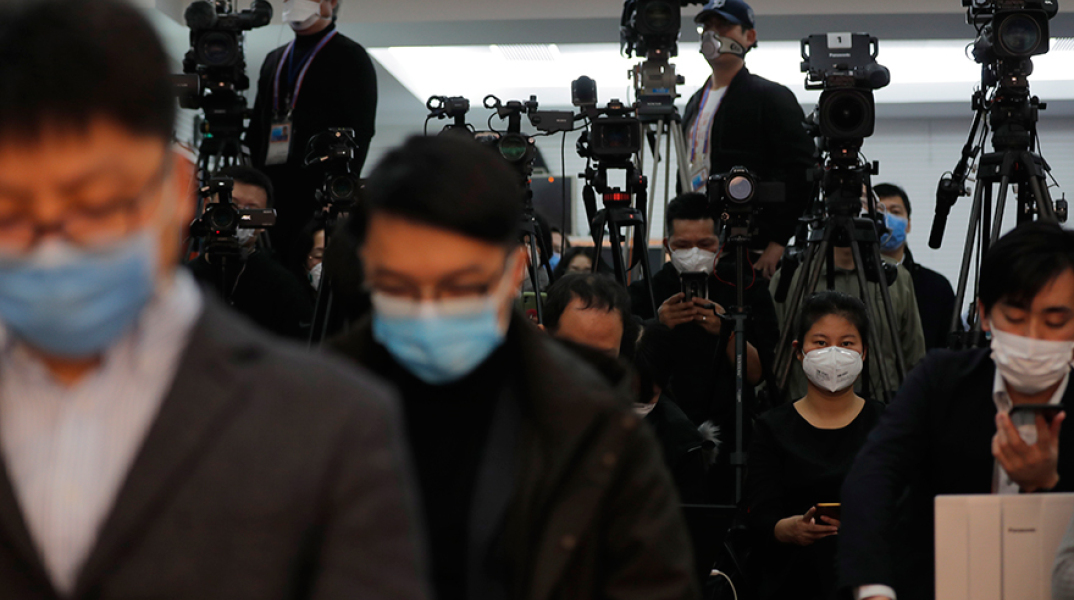 Συνέντευξη Τύπου με προστατευτικές μάσκες στο Πεκίνο