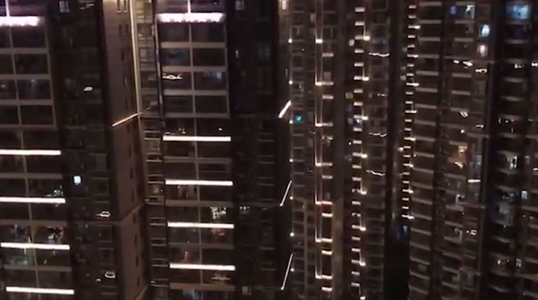 Κίνα: Κάτοικοι στην πόλη Ουχάν τραγουδούν στα μπαλκόνια για να αντέξουν την καραντίνα