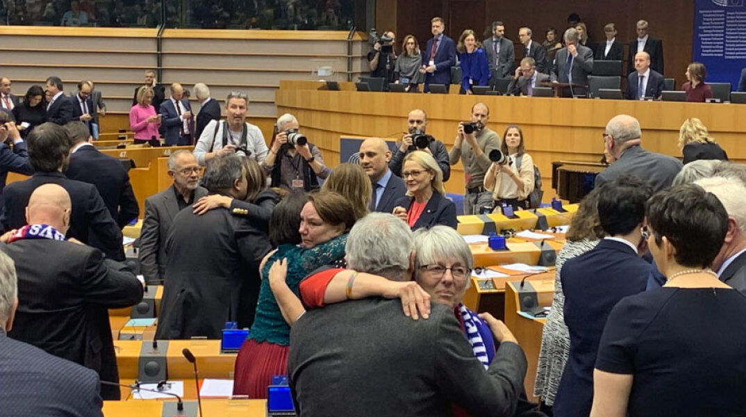 Ολοκλήρωση Brexit: Συναισθηματικά φορτισμένη η ατμόσφαιρα στο Ευρωκοινοβούλιο
