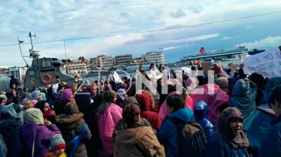 Διαδήλωση γυναικών από το ΚΥΤ της Μόριας στο κέντρο της Μυτιλήνης