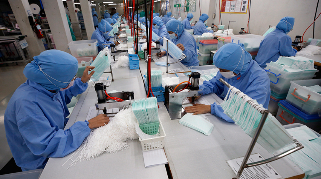 Εργάτες στην Ασία μετά το ξέσπασμα του κοροναϊού 