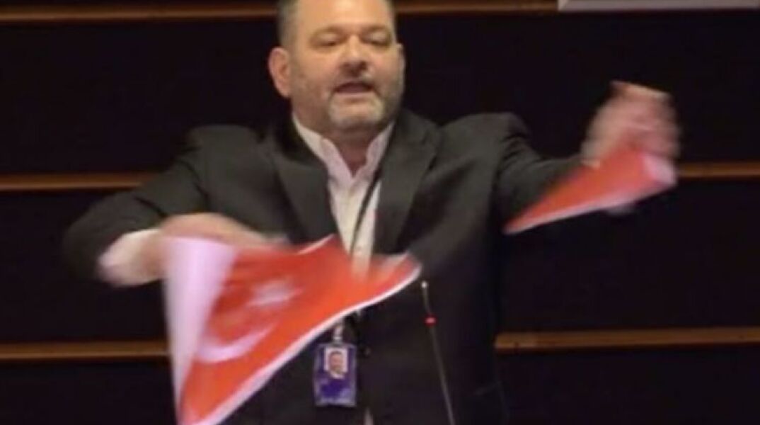 Ο Γιάννης Λαγός έσκισε την τουρκική σημαία στο ευρωκοινοβούλιο