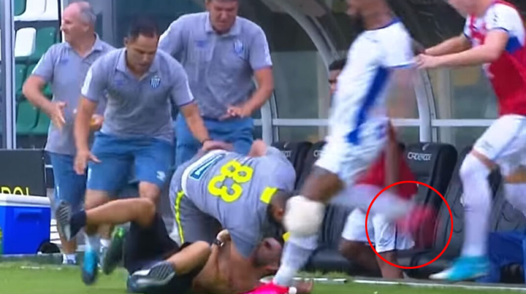 Βραζιλία: Ποδοσφαιριστής ακινητοποιεί εισβολέα και δέχεται κλοτσιά στο κεφάλι από συμπαίκτη του