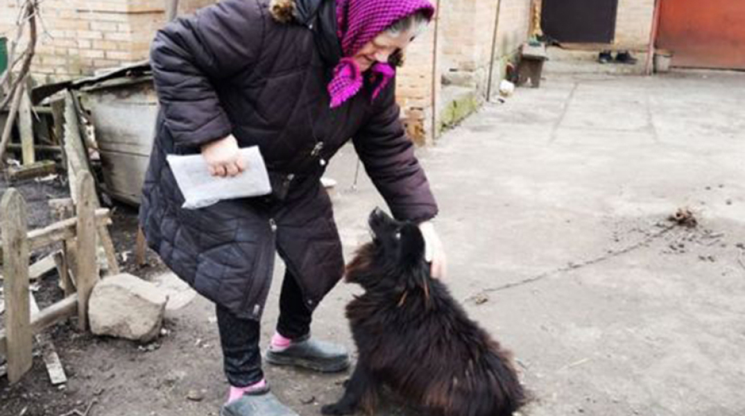 Η συνταξιούχος Λιουμπόφ Κολιούτσα και ο σκύλος της 