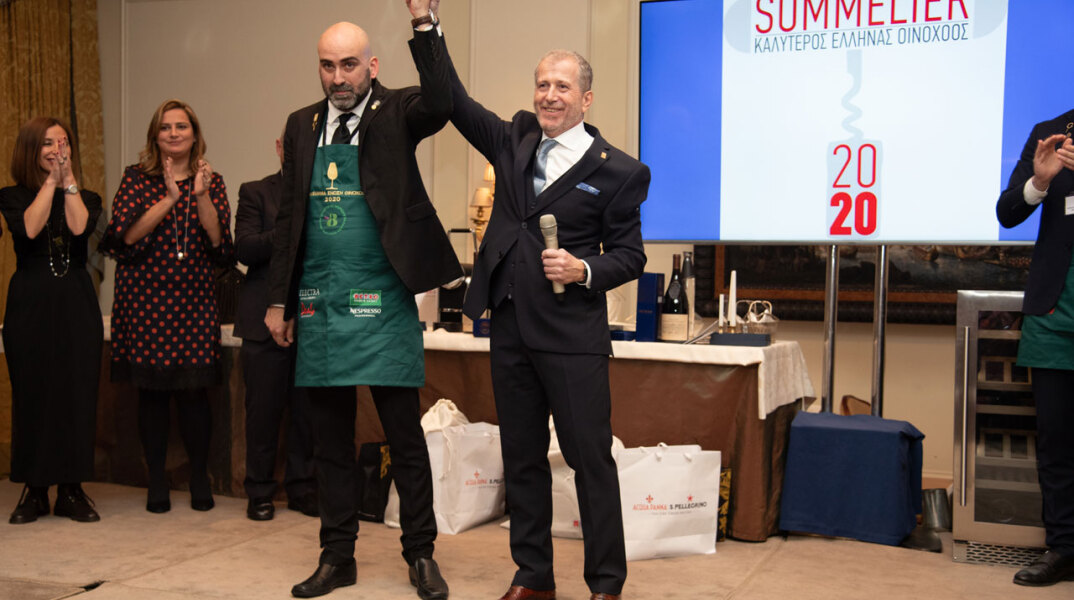 O κ. Ανδρέας Ματθίδης, πρόεδρος της Πανελλήνιας Ένωσης Οινοχόων με τον νικητή κ. Ελευθέριο Χανιαλίδη