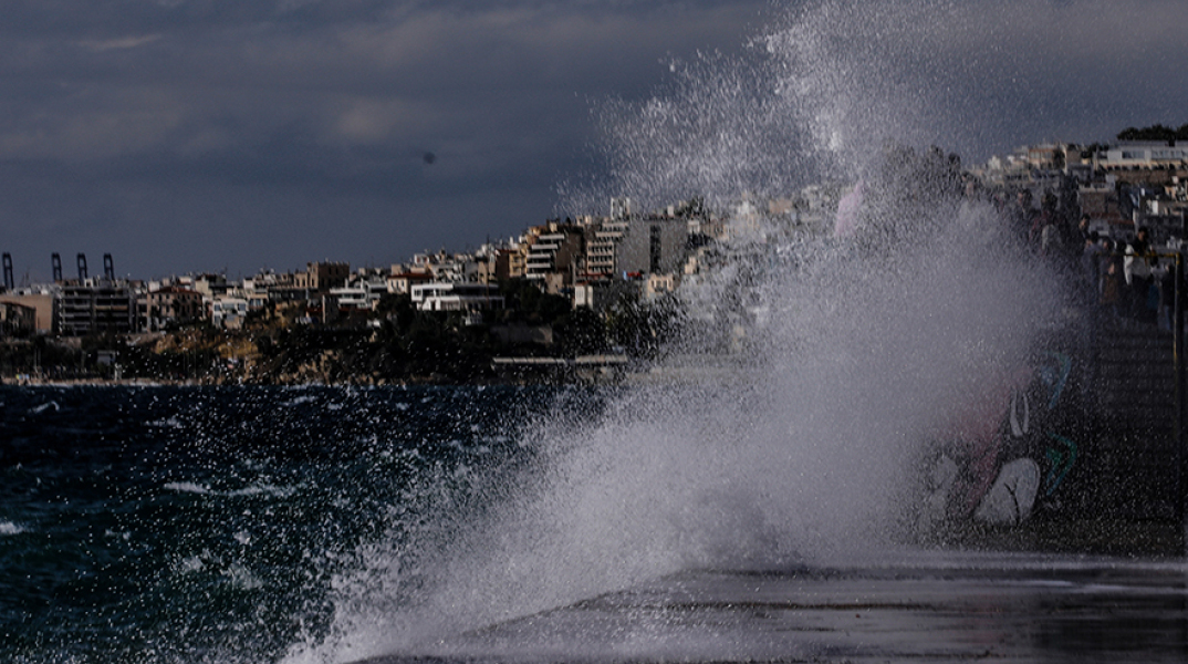 Κύματα στη μαρίνα του Φλοίσβου 
