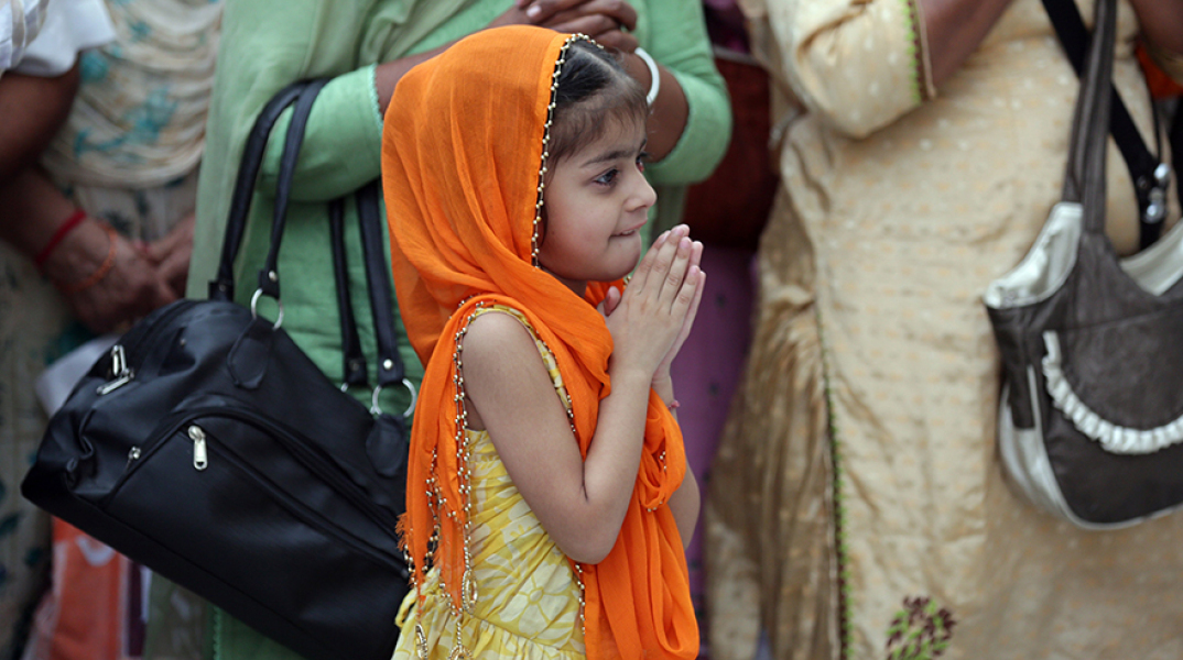 Κοριτσάκι στην Ινδία προσεύχεται για τα θύματα των σεξουαλικών εγκλημάτων στην Ινδία