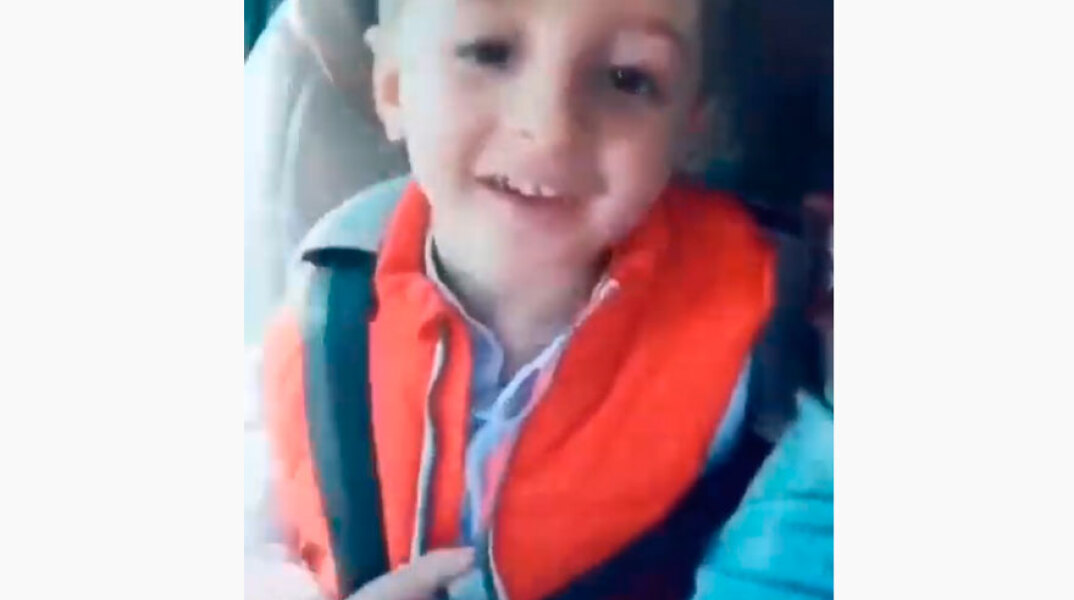 Πιτσιρικάς προσπαθεί να πει το «Fontana»