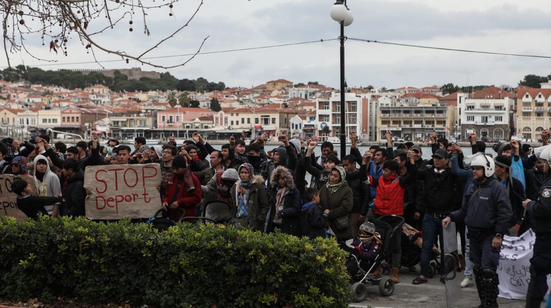 Καθιστική διαμαρτυρία προσφύγων κα μεταναστών έξω από το Δημοτικό Θέατρο Μυτιλήνης