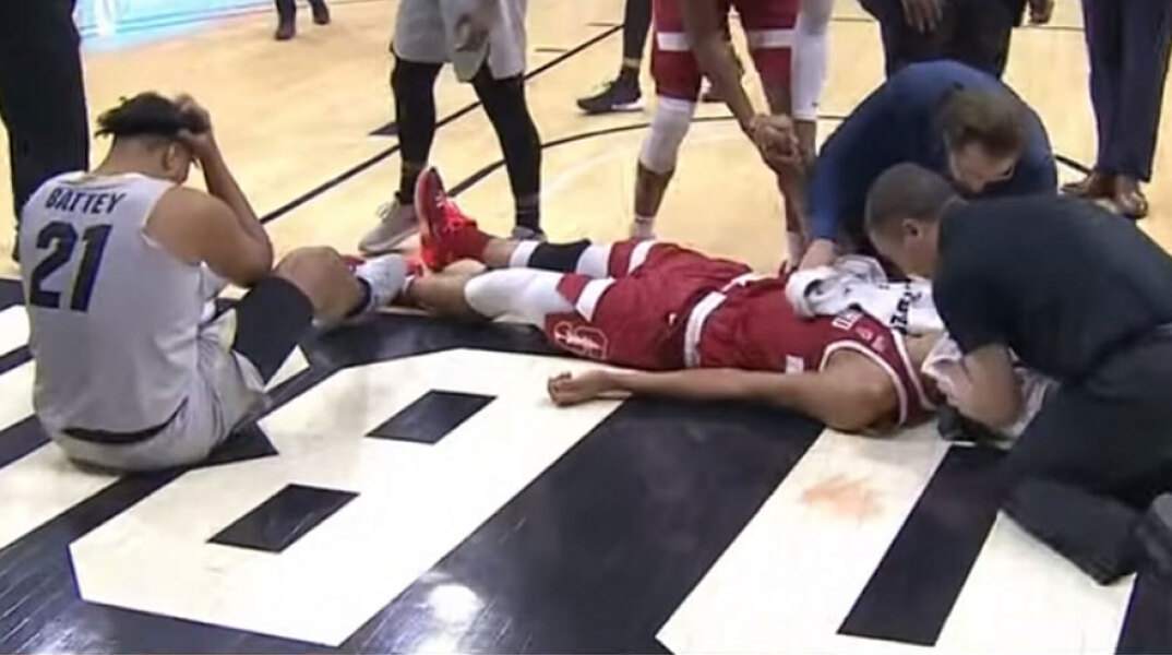 Άτσαλη πτώση με το κεφάλι στο παρκέ για παίκτη του NCAA