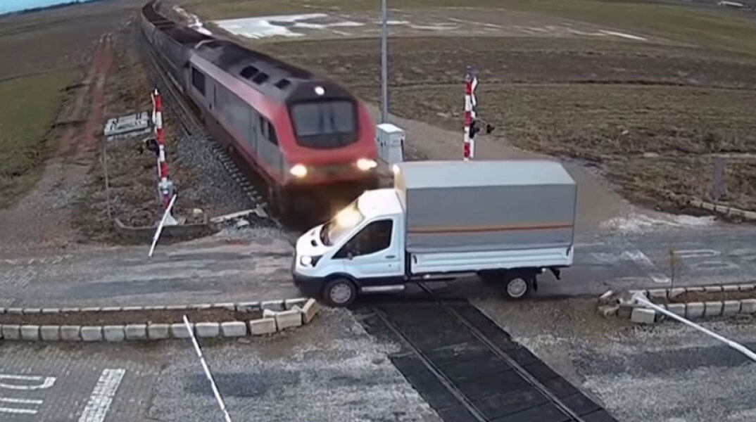 Η στιγμή που τρένο κάνει κομμάτια φορτηγό στην Τουρκία